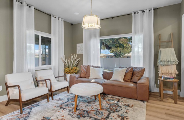 Modern Retreat Near Disneyland: Prime Location