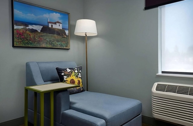 Modern Room with Indoor Pool, Free Breakfast and Gym | Explore Wine Trails