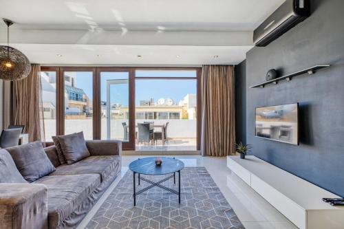 Modern Seaside Penthouse Jacuzzi BBQ Sun Deck