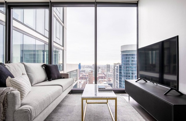 Modern South Loop 1BR w/Pool + Gym, walk to Soldier Field, by Blueground