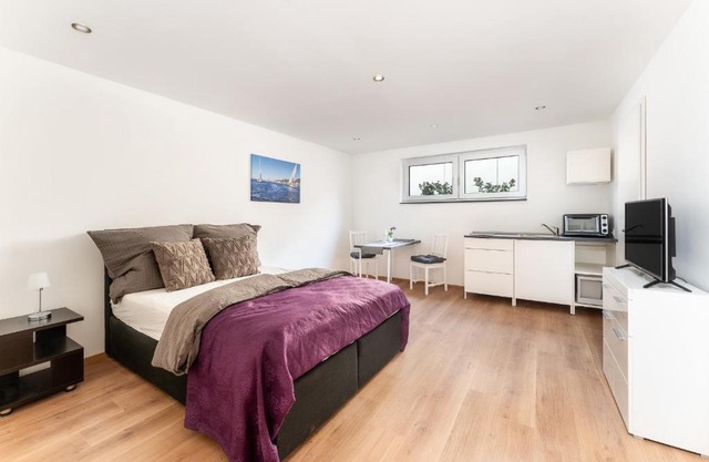 Modernes Basement-Studio mit Kingsize-Wasserbett und Walk-in Dusche mit guter Anbindung in die Innenstadt