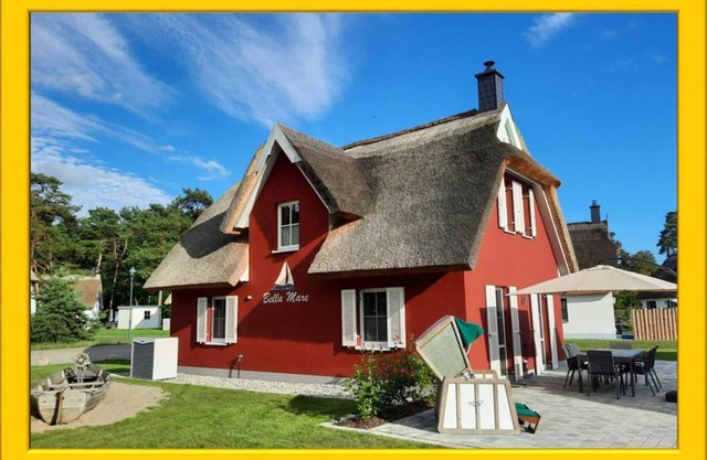 Modernes Reetdach-Ostseeferienhaus Bella Mare, Insel Usedom mit Sauna, Kamin & Sonnenterrasse