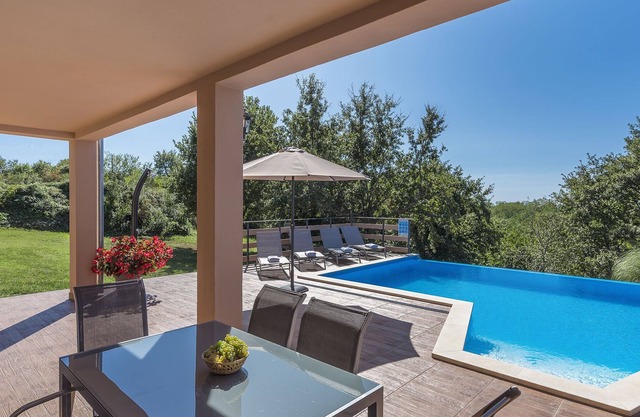 Modernly equipped two bedroom apartment with private pool for 4-6 people