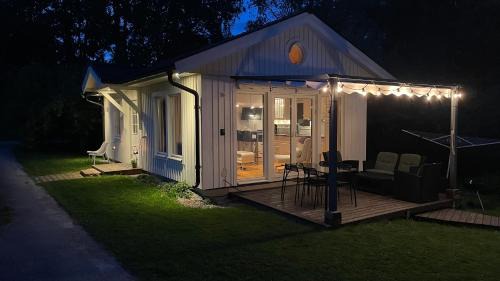 Modernt gästhus med två sovrum och sovmöjlighet för upp till fem personer