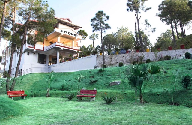 Moon Resorts 