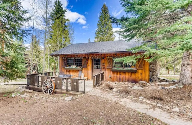 Moose Hut Cabin Dog Friendly Shared Hot Tub