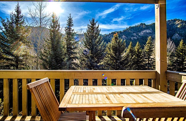 Mountain View 109-Hot Tub, Pool, Spa, Common Game Room, 10 minute Walk to Town & Lifts