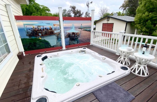 Mountain-view cottage with private hot tub, alfresco deck, W/D & central AC