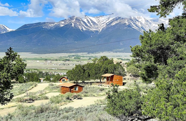 Mountain View Shared Bunkhouse: 1 Room Shared Bunkhouse without a bathroom. 3 sets of twin bunk beds Contact us to book the full bunkhouse.