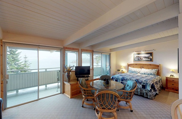Mountain-view studio on Flathead Lake with jetted tub & swimming docks
