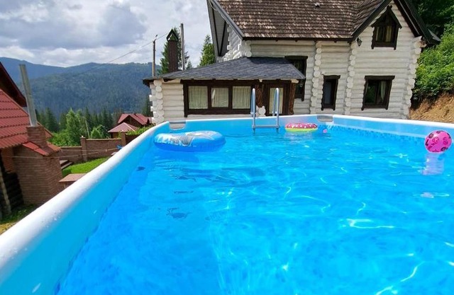 Mountain White House гостинний двір