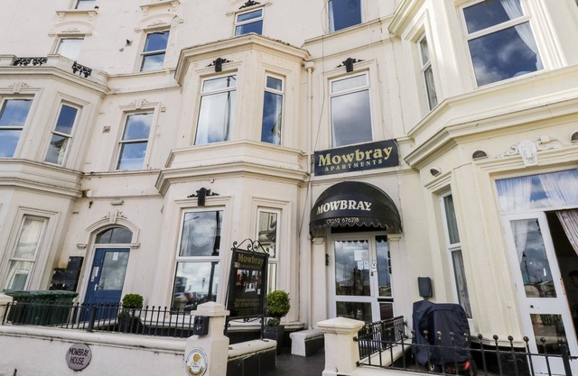 MOWBRAY 2, pet friendly, country holiday cottage in Bridlington