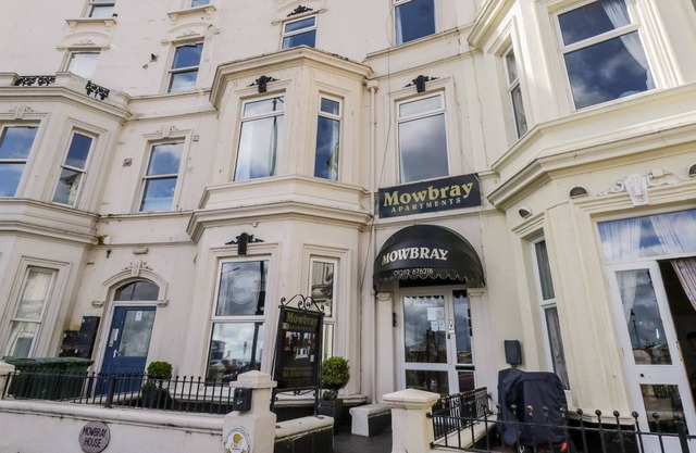MOWBRAY 3, pet friendly, country holiday cottage in Bridlington
