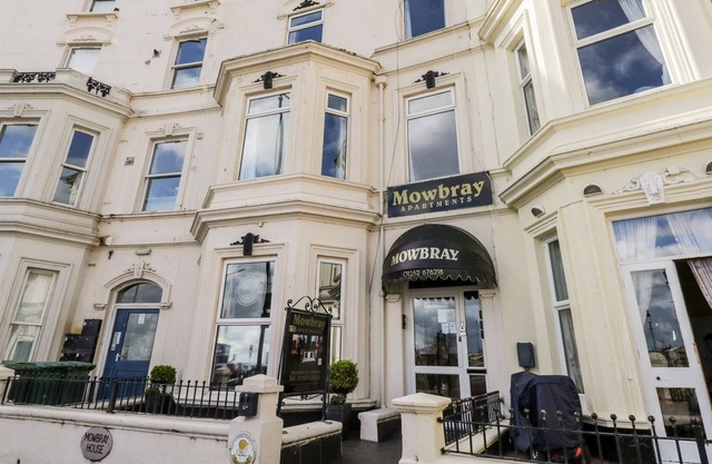 MOWBRAY 6, pet friendly, country holiday cottage in Bridlington