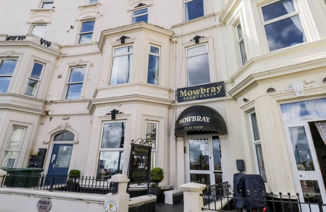 MOWBRAY 8, pet friendly, country holiday cottage in Bridlington