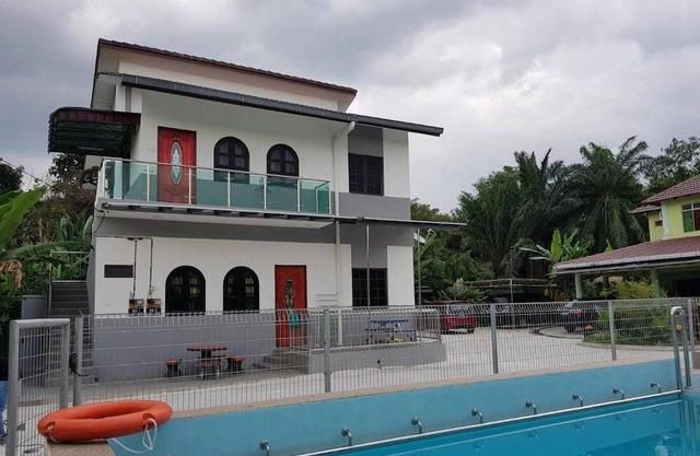 Mri Homestay Sg Buloh - 3 Br House on First Floor with Centralised Pool