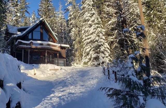 Mt Baker's Skyline sleeps 8, is pet friendly & includes a hot tub.