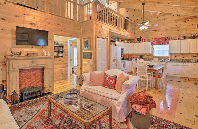 Mtn Abode w/ WiFi, 2 Mi to Little River Canyon!