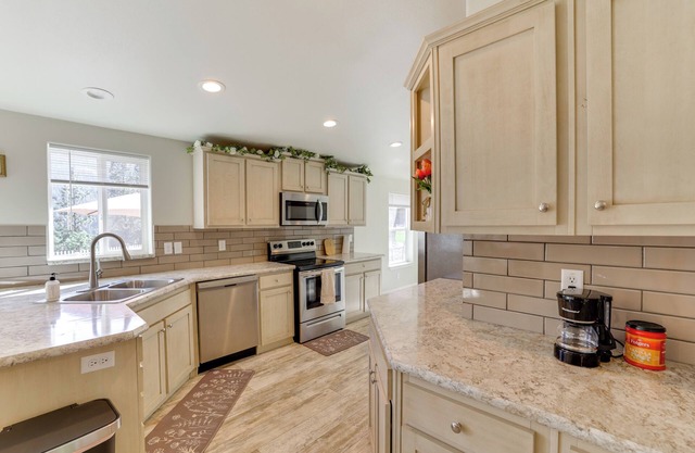 Mtn-view Gem w/Outdoor Entertainment in Ahsahka!