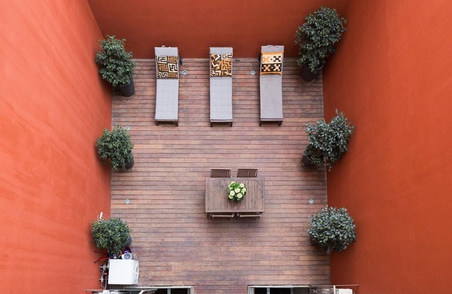My Space Barcelona 6 Apart. to have 48 people around the Triunfo Arco