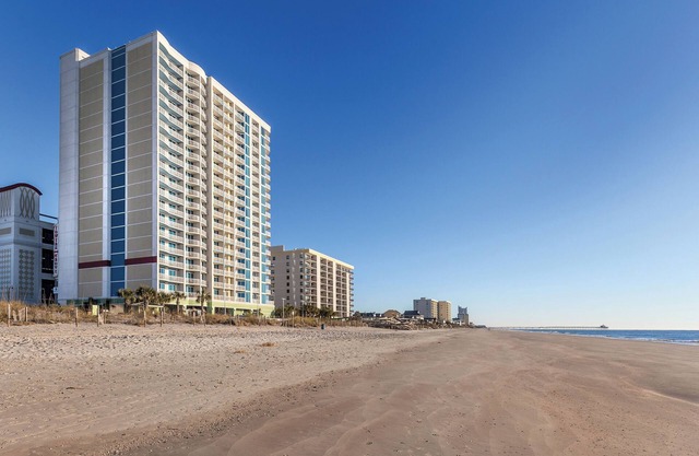 Myrtle Beach, SC: 3 Bedroom Deluxe Ocean Front Room: Lazy River, Beach & More!