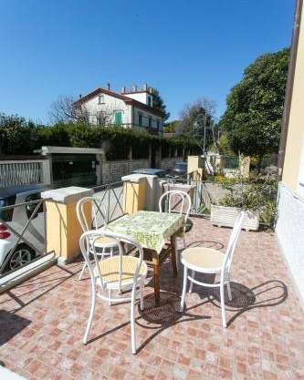 N050 - Numana, trilocale in centro con portico e posto auto