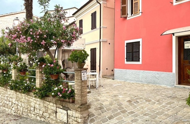 N214 - Numana, delightful two-room apartment in the historic center