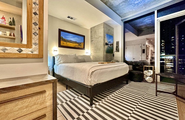 Natiivo Sky Cottage king studio with balcony & rooftop pool