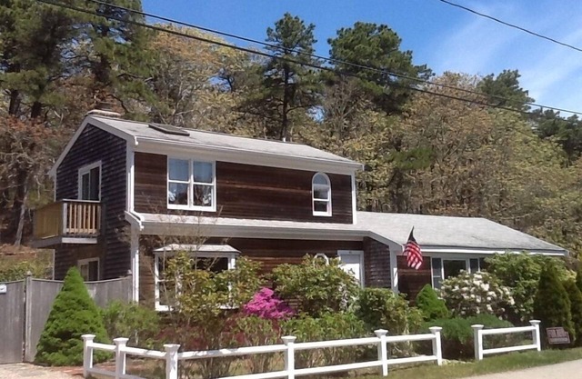 Near Harding's Beach, 4 min walk to Oyster River. 3BR, 2Bath, enclosed deck area