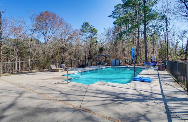 Near Lake Murray: Family Getaway w/Screened Porch