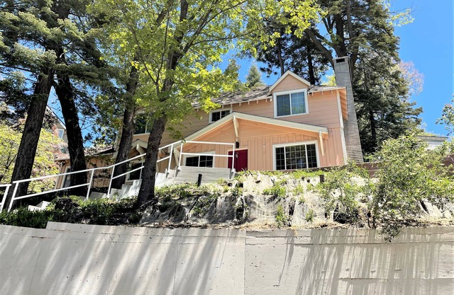 Near Lake Plus View 2 Bedroom Home by RedAwning