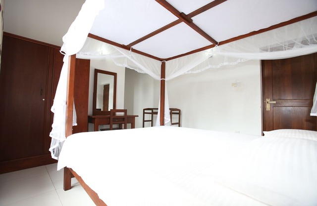 Negombo Villa near Beach/Airport - Sleeps 10
