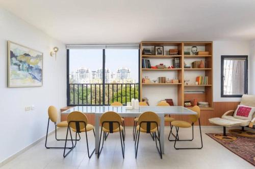Neta's Central 3BR Gem Close to the Beach with Bomb Shelter in Tel Aviv