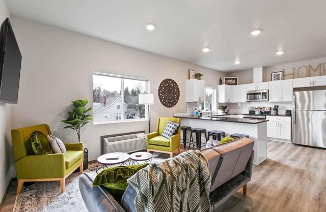 New 2 Bd 2 Bth Near Perry Dist and Downtown