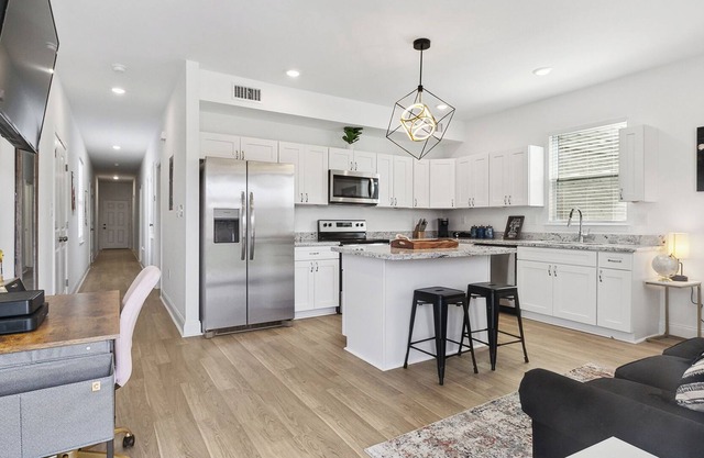 *New* 3br w/ Jacuzzi