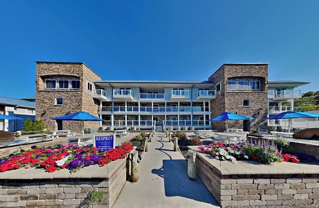 New - 4 BR Put-in-bay Waterfront Condo-All the Comforts of Home- 10 ppl -C211