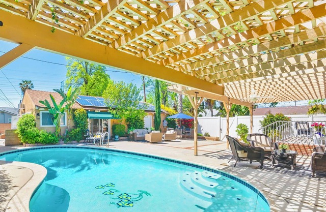 New Beautiful Modern 3 bedroom /Heated Pool with Full Amenities