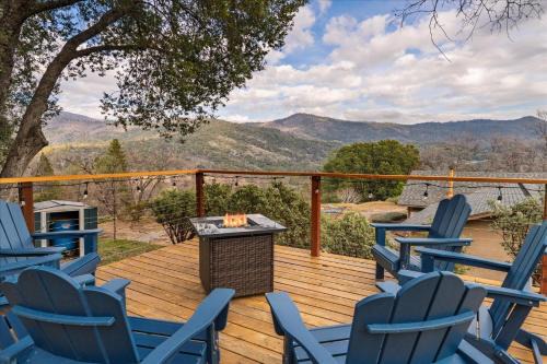 New Big Sky Cabin at Yosemite w/VIEWS, hot tub, firepit, and more