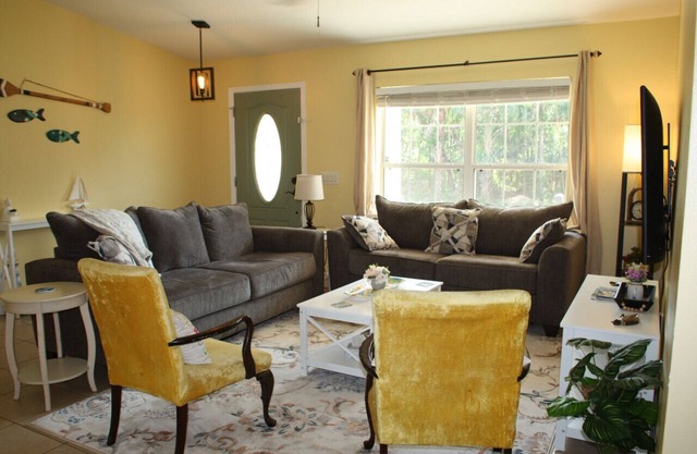 NEW!Calming & Peaceful Retreat for R&R*Huge backyard* Minutes to Activities