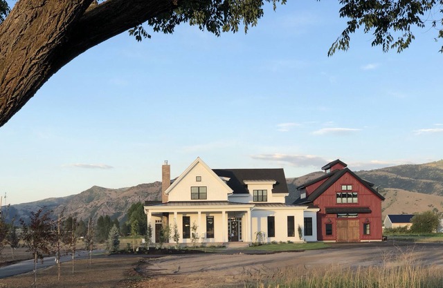 New England Charm Farmhouse (30 Night Minimum)
