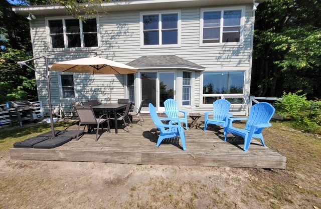 New! Great Lakes Getaway - incredible Lakefront Location! Walk to beach and downtown!