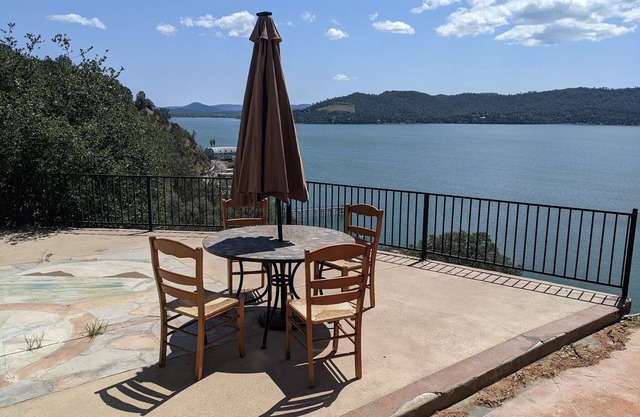 NEW! Huge private residence under starlit skies & spectacular views of Clearlake