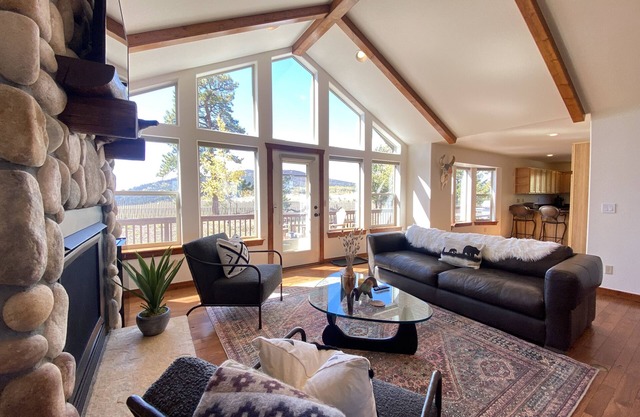 New! Impeccable Home with Fireplace, Hot Tub and Epic Views - Hart House