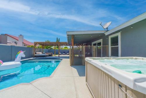 New king Beds Pool Hot Tub Outdoor Fireplace