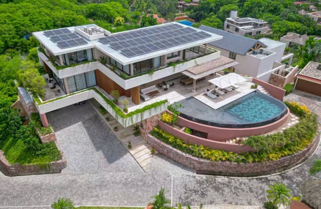 `New listing` Luxurious staffed villa in gated community