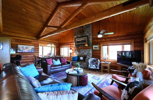 *New Listing* | Sleeps 8 | 4 Bedroom 3 Bath | 18 Miles to Yellowstone!
