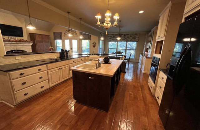 NEW LISTING!! super private quiet country home! 5 min drive to main street