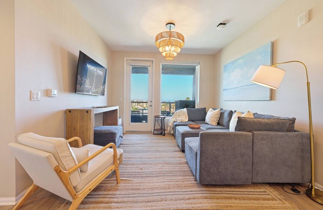 NEW Lux North Park Gem~King Beds~Workspaces~Parking~Central Location!