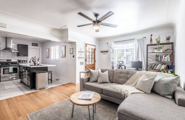 New-Luxe West Highland Haven, fully stocked, great location + free parking spot