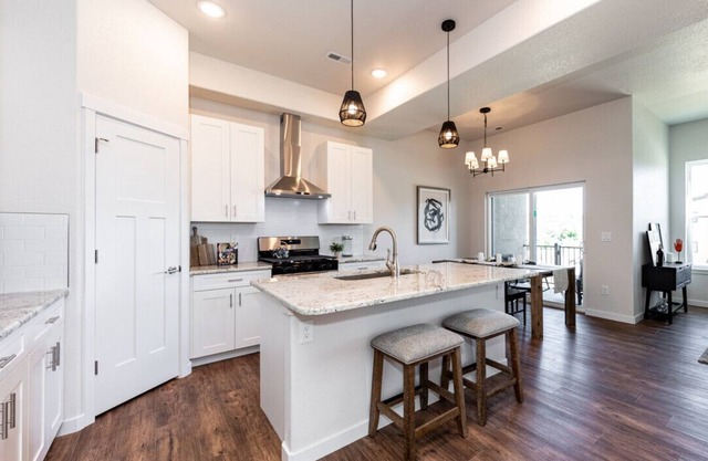 New Luxury 3 BD Townhome with Mountain Views